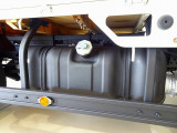 燃料タンク100L 左シャシ中央ステンレス製工具箱 シャーシは 錆止め/マフラー塗装 仕上げに力を入れています。