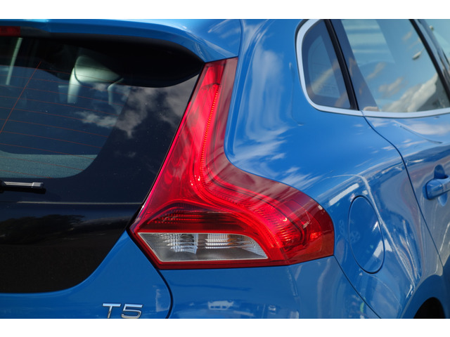 ボルボ V40 T5 Rデザイン プレミアムサウンド レーベルブルー の中古車 ボルボ V40 T5 Rデザイン プレミアムサウンド レーベルブルー の中古車