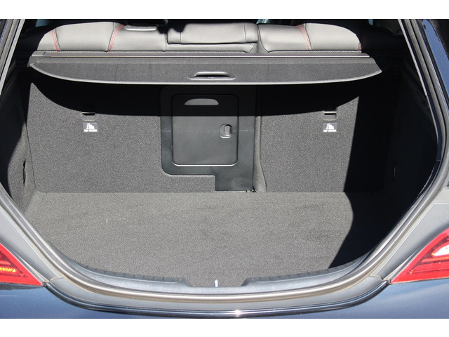 メルセデス・ベンツ CLAシューティングブレーク CLA180 スポーツ 走行