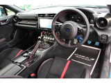 カーボン調パネル多数装着でスポーティーな内装です