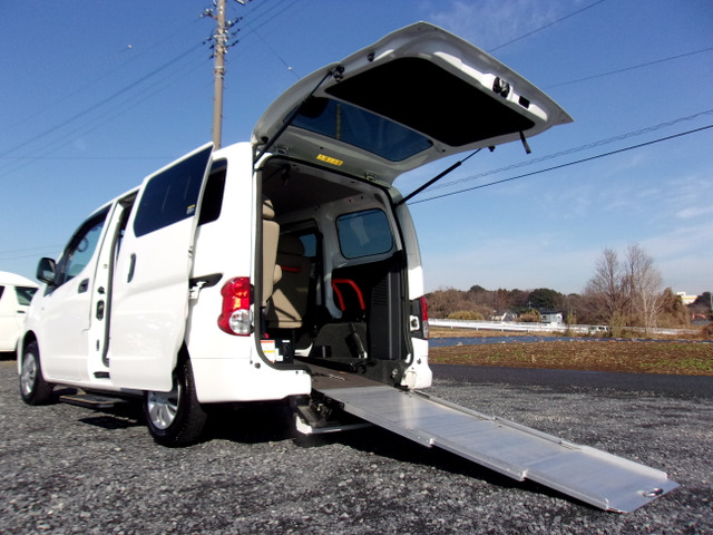 NV200バネットバン  チェアキャブ 3列目シート付き