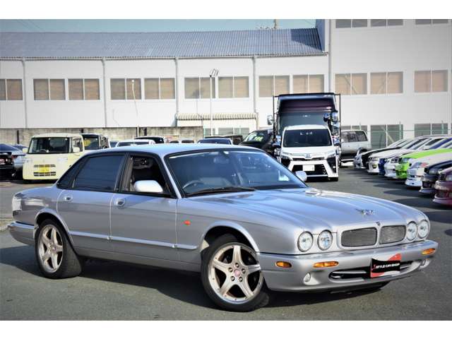 ジャガー XJ 18インチホイールとタイヤ ジャガー XJ XJ スポーツ 3.2-V8 限定車 ノーマル 黒革 純正18インチ