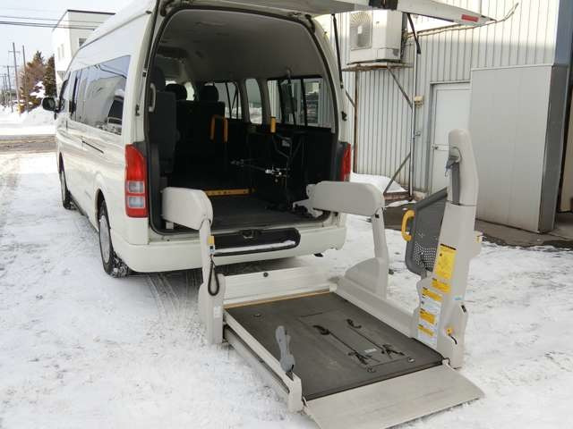 ハイエースコミューター 2.7 GL 4WD 車椅子輸送車