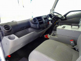AC PS PW SRS ABS キーレス 左電格ミラー AM/FMラジオ バックモニター ターボ 排気ブレーキ 坂道発進補助装置 アイドリングストップ フォグランプ 室内LED灯