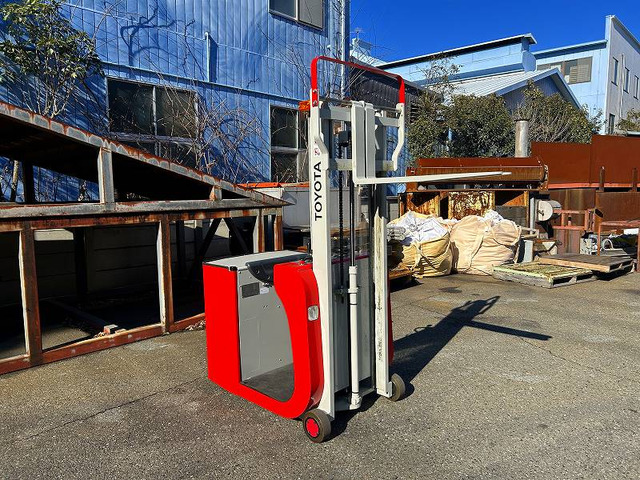 その他 トヨタL&F 電動フォークリフト 700kg 1.5m りとるランナー の
