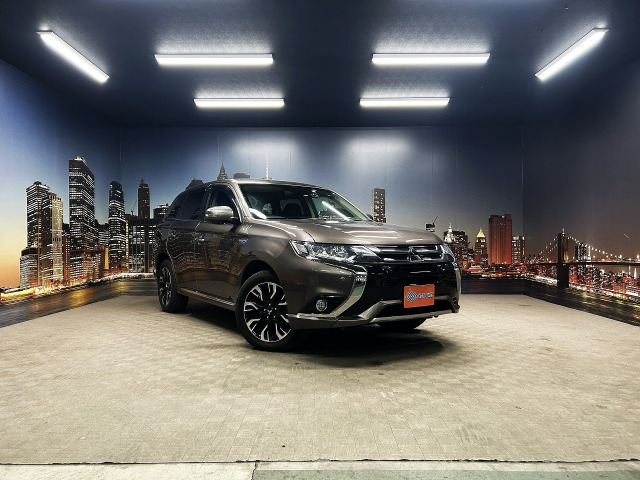 アウトランダーPHEV 2.0 G プレミアムパッケージ 4WD 禁煙車 4WD 黒本革 純正ナビ