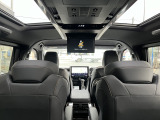 両サイドにムーンルーフが付いており、車内は明るく開放的です♪