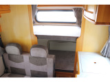 ☆車両後方には二段ベッド!組み換えで荷物置きとしてもご使用いただけます!