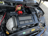 搭載されるエンジンはBMWとクライスラーとの共同開発による1.6L 直列4気筒SOHC16バルブ。スーパーチャージャー装着