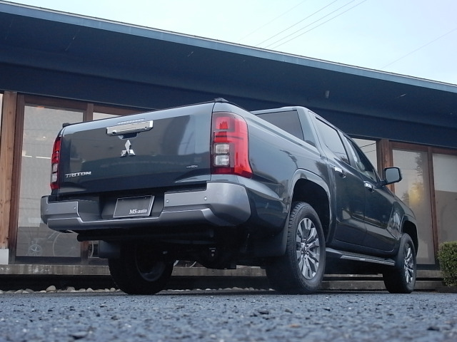 三菱 トライトン 2.4 GLS ディーゼル 4WD シャッター式トノカバー純正