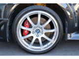 LM sports製のホイールにブレンボ製の純正キャリパーを装着しております♪ボディーカラーと相性の良いシンプルなデザインになります☆