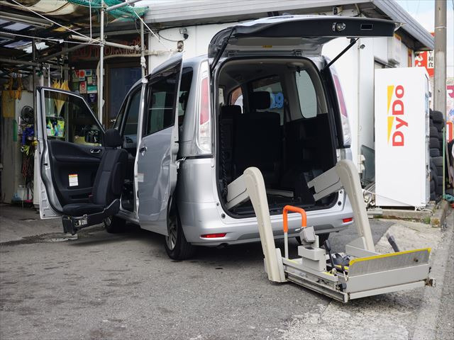 セレナ 2.0 20S チェアキャブ リフタータイプ 助手席リフトアップシート禁煙車ナビ