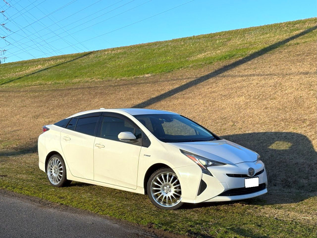 トヨタ プリウス 1.8 S 自社ローンOK/カールソン18インチAW の中古車