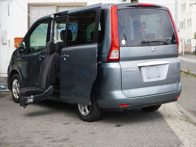 セレナ  福祉車両セカンドスライドアップシート