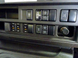 オートAC PS PW SRS ABS キーレス 左電格ミラー/ヒーター/ワイパー 運転席ISRIエアサスシート/肘掛付/ヒーター/クーラー AM/FM ETC2.0 バックモニター