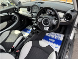 すっきりとしたシンプルな内装の造りは欧州車の魅力!細部にまでこだわり抜かれたデザインが自慢ですので是非じっくりとご覧くださいませ。