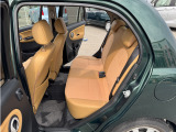 テーブルからキッズルームが見えるので安心してお車探しが可能です!