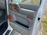 アストロはドア部ひじ掛けの割れ(ヒビ)とダッシュボード変形が致命的ですが、この車は非常にキレイな状態です。