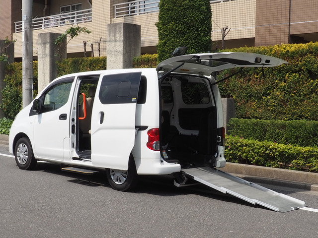 NV200バネットバン  スロープタイプ 車イス2名仕様