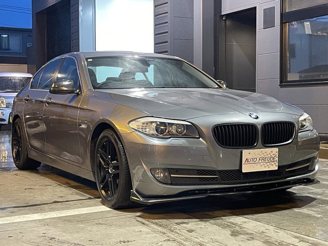 5シリーズセダン 528i 3L NAエンジン 黒革シート