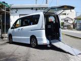 セレナ 2.0 ハイウェイスター S-HYBRID チェアキャブスロープ車いす2名仕様 両側パワードアエマージェンシーブレーキ