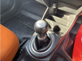 後期モデルなので6速マニュアルを搭載しております。思うままにお車を操る楽しみを実感できるのはやはりマニュアル車では無いでしょうか?この機会に6速マニュアルをその手に!