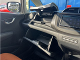 収納スペースも豊富なので色々な物が収納可能です。車検証入れやお好きな小物類。CDなどお気に入りの物を収納してください。