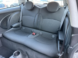 MINIならではのホールド力の高いシートを使用しております。後席には、チャイルドシートも取付可能です。