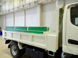 荷台内寸:305×159×37 極東開発/DD02-31 三方開 手動コボレーン付/90度ストッパー付 前立てプロテクターL型アングル補強加工/上部枕木取付(ボルト止め)/左右L型アングル角出し加工/ボルト止め