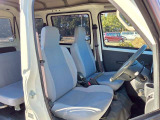 運転席シートに多少のスレなどは御座いますが、全体的にはクッションなどもしっかりしていて綺麗な状態です!広々していて快適に運転ができます。