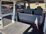 荷室には純正オプションのゴム製マットが純正マットの上に敷いてあります。このマットには、溝が付いてるため荷物を載せる際に引っかかることなく出し入れが可能で便利です!ゴムなので汚れた際のお手入れ簡単!