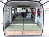 ☆TRAVOISベッドキットは定価297,000円、このキットが組み込まれたお買得車です☆大人2人分のらくらく就寝スペースで寝心地のよい車中泊をどうぞ☆