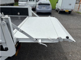 架装メーカー:新明和工業 アーム式パワーゲート 昇降量最大800Kg