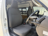 ファブリック素材のシートは夏場や長距離運転時のムレを防止する快適なシートです。また身体が滑り辛く、姿勢を安定して運転に集中出来ますよ