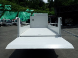 垂直パワーゲートは昇降時の揺れが少なく安定して積込できる為、背の高い重たい荷物の作業にも楽に行えます。