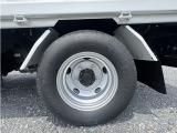 左側後方タイヤ:山あります🏔いすゞエルフ深ダンプ H28年車✨型式TPG-NKR85AD👍積載3t💪 車検1年付でのお渡し😊ECONO🍀ASR🍀HSA🍀マニュアル6速・ETC・キーレスキー