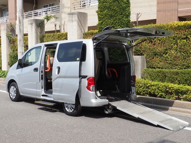 NV200バネットバン  車いす2名 6人乗り