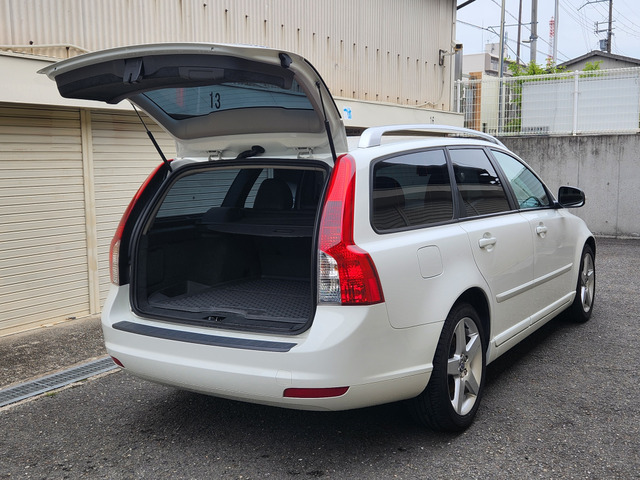 ボルボ V50 2.0 クラシック 黒革シート サンルーフ の中古車詳細