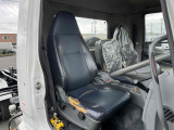 運転席シート破れ有り。張り替えも行えますので、ご相談ください♪