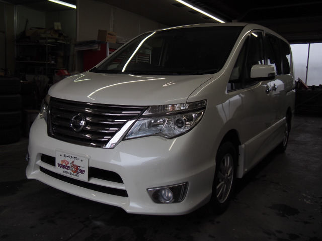 セレナ 2.0 ハイウェイスター 4WD 8人乗り CVT