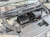 異音や油脂類の漏れもなく奇麗なエンジンルーム。納車整備時にはバッテリー、エンジンオイル、オイルフィルター、エアコンフィルター、ワイパーブレード、スマートキー電池など当店の整備メニューを施して納車します