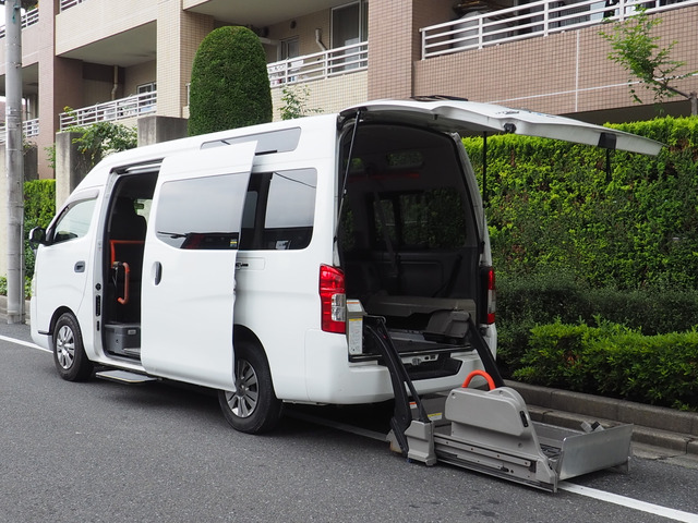 NV350キャラバン  福祉車両 車いす2名 計10名