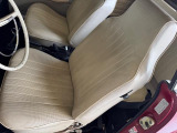 運転席シートは著しい破れはありません。オリジナルのシートかと思われます。