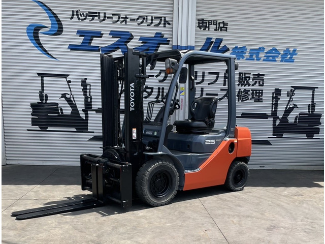 トヨタL&F エンジンフォークリフト 3.0M2.5t全回転フォーククランプポ