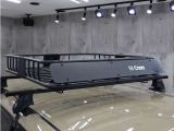 新品ルーフラック付きです!キャンプやアウトドアシーンなどに行く時など、たくさんの荷物を運ぶ際に役に立つ便利なアイテムです♪