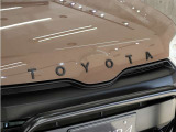 グリル上部に人気のクラシックTOYOTAエンブレムを装着し当店こだわりのカスタムを施しております。