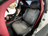 シート/運転席側はバケットシート、助手席側は純正シートとなっています!後席はロールケージ装着の為オミットされ2名乗車で公認取得済みです!