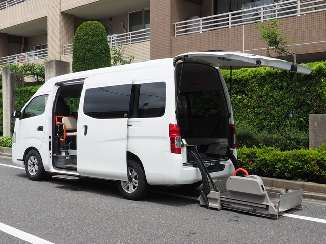 NV350キャラバン  福祉車両 車いす4基固定10人乗り