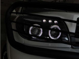 スモールライトをオンにするとイカリングライトとLEDが発光し、先進的でオシャレな印象を与えてくれます。