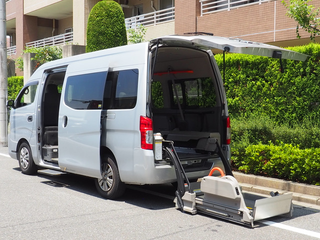 NV350キャラバン  チェアキャブ Mタイプ仕様 車いす2名
